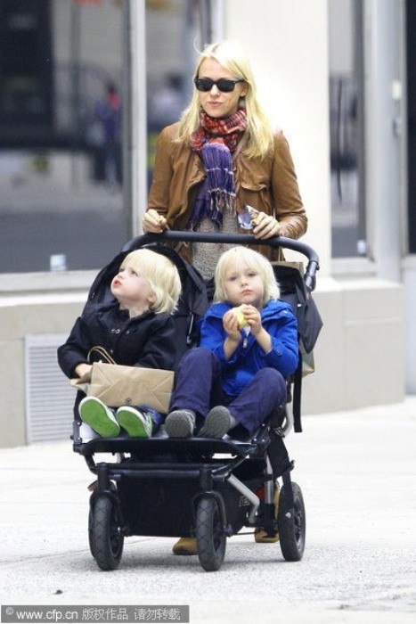 Naomi Watts đưa 2 cậu nhóc Sacha và Sam về nhà sau khi đã mua được không ít đồ ăn.
